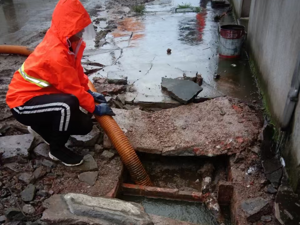 常熟专业清理污水池 炜誉市政以规范流程守护城市 “肠道”